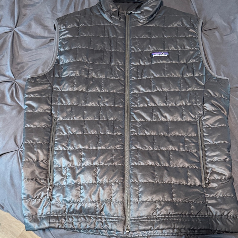 Patagonia Men's Dark Gray Quilted Vest